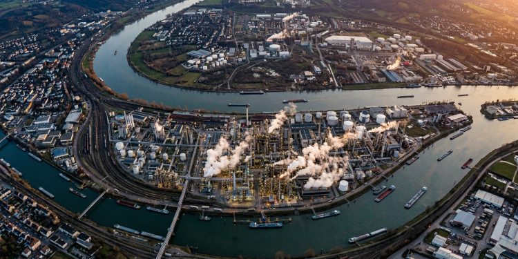 Reforma a vapor de gás natural em refinarias gera hidrogênio industrial em larga escala e impulsiona a química fina nacional