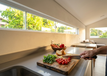 A casa compacta de 55 metros quadrados que utiliza janelas zenitais e claraboias estratégicas para eliminar a necessidade de luz artificial durante o dia