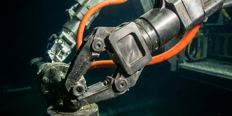 O robô soldador que mergulha a 3.000 metros de profundidade e suporta a pressão de 300 elefantes para consertar os dutos do pré-sal