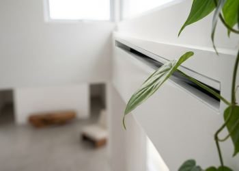 Loft minimalista de 45 m² projetado com dinâmica de fluídos para garantir frescor natural e pureza do ar através de aberturas estrategicamente posicionadas.