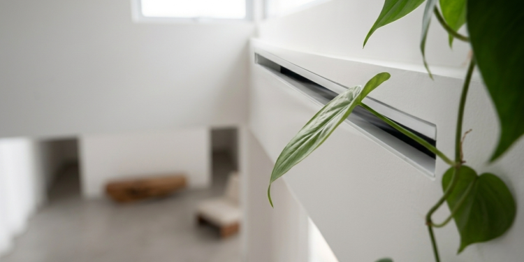 Loft minimalista de 45 m² projetado com dinâmica de fluídos para garantir frescor natural e pureza do ar através de aberturas estrategicamente posicionadas.