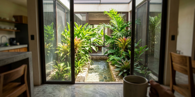 Projeto de 55 m² com jardim central inteligente que filtra e recicla água, criando um ecossistema hídrico fechado e sustentável.