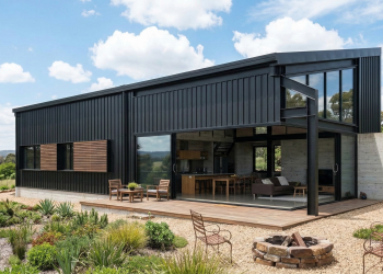 Casa industrial com vigas metálicas de 95 metros quadrados oferece flexibilidade de layout