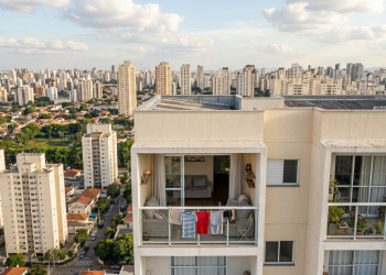 Varal retrátil de 50 reais que suporta 20kg