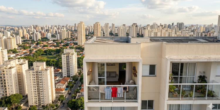 Varal retrátil de 50 reais que suporta 20kg