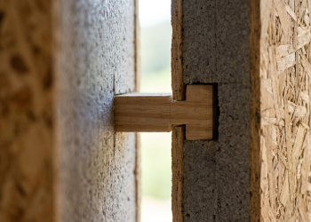 A casa de 58 m² construída como um "quebra-cabeça" de alta performance, onde as paredes são o próprio isolamento e a estrutura da união.