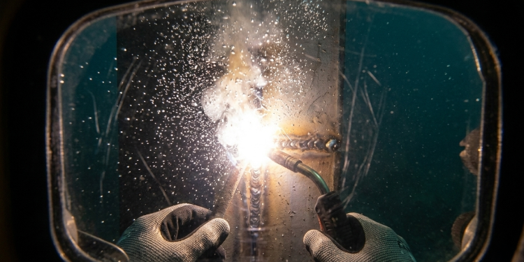 O equipamento de solda especial e altamente perigoso que permite unir peças de aço estrutural a milhares de metros embaixo da água