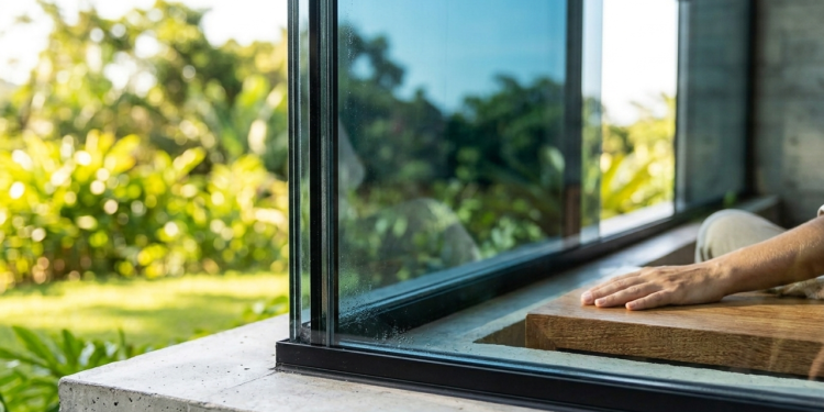 A casa pavilhão de 50 m² que dissolve as barreiras entre interior e exterior sem comprometer o isolamento térmico, graças à tecnologia de vidros inteligentes.