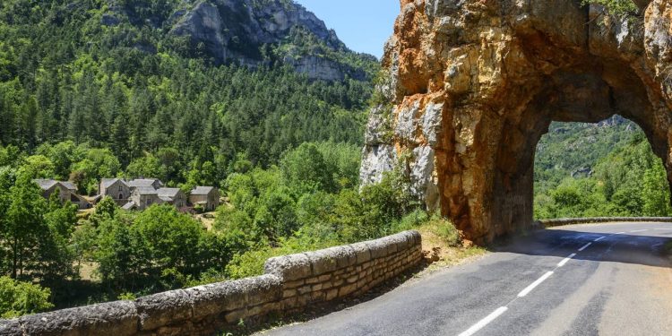 Estrada na França ganha fama por seus cânions de 600 metros de profundidade, pois o trajeto de 53 km margeia o rio Tarn entre rochedos e vilas medievais