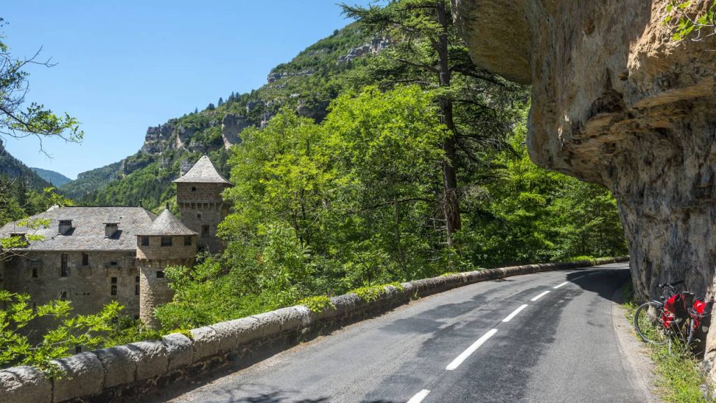 Estrada na França ganha fama por seus cânions de 600 metros de profundidade, pois o trajeto de 53 km margeia o rio Tarn entre rochedos e vilas medievais