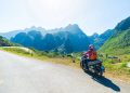 Serpenteando picos de calcário de 1.000 metros, o circuito de 350 km exige precisão de pilotos nas montanhas do sudeste asiático
