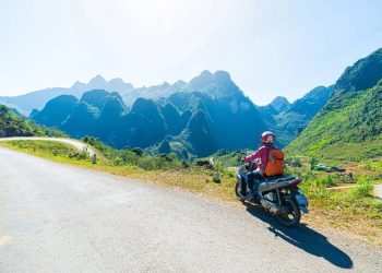 Serpenteando picos de calcário de 1.000 metros, o circuito de 350 km exige precisão de pilotos nas montanhas do sudeste asiático