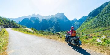 Serpenteando picos de calcário de 1.000 metros, o circuito de 350 km exige precisão de pilotos nas montanhas do sudeste asiático