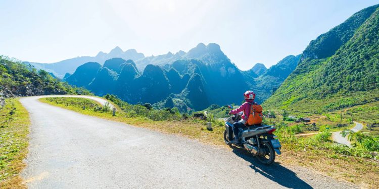 Serpenteando picos de calcário de 1.000 metros, o circuito de 350 km exige precisão de pilotos nas montanhas do sudeste asiático