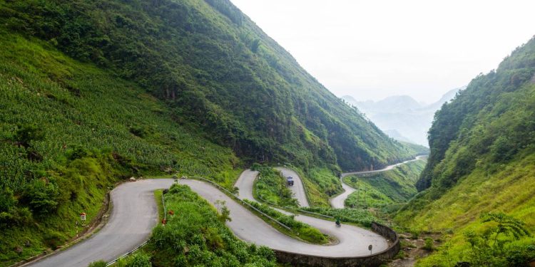 Rodovia no Vietnã ganha fama por suas montanhas, pois seus 350 km de curvas fechadas cruzam o teto do mundo com abismos e cenários épicos