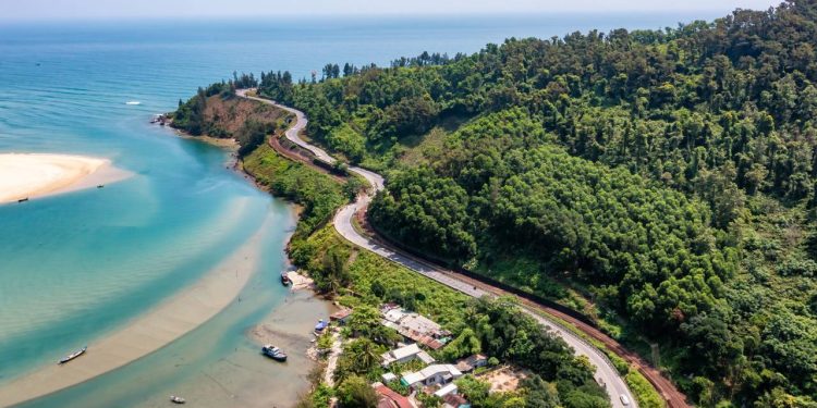 Rodovia no Vietnã ganha fama por suas curvas a 500 metros de altitude, pois seus 21 km de extensão cruzam montanhas à beira do Mar da China Meridional