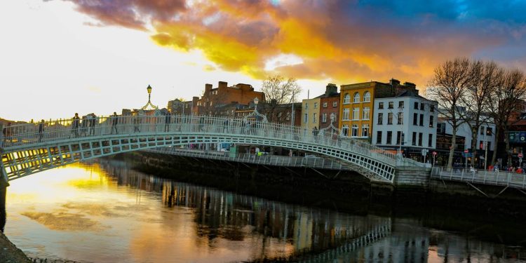 Com sua estrutura de ferro fundido de 1816 e 43 metros de extensão, a Ha'penny Bridge tornou-se o maior símbolo histórico e romântico de Dublin