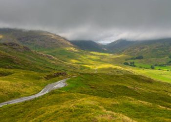 Estrada na Inglaterra ganha fama por sua inclinação de 33%, pois o trajeto de 1913 pelo Lake District é o mais íngreme e desafiador do país