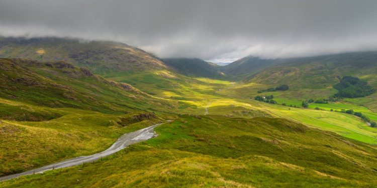 Estrada na Inglaterra ganha fama por sua inclinação de 33%, pois o trajeto de 1913 pelo Lake District é o mais íngreme e desafiador do país