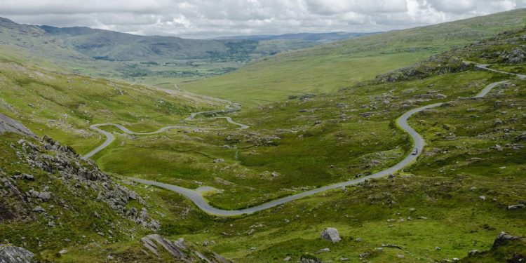 Estrada na Irlanda ganha fama por suas curvas, pois o trajeto na Península de Beara serpenteia as montanhas em um dos visuais mais belos do país