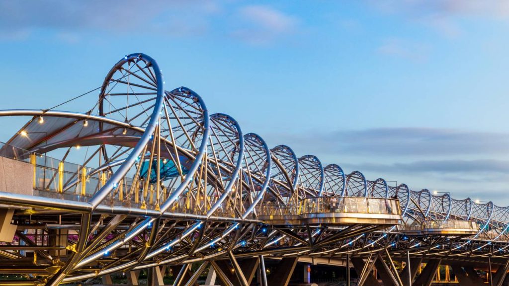 Com sua estrutura de aço em formato de DNA e 280 metros de extensão, a ponte de Singapura tornou-se o maior ícone da arquitetura curva para pedestres