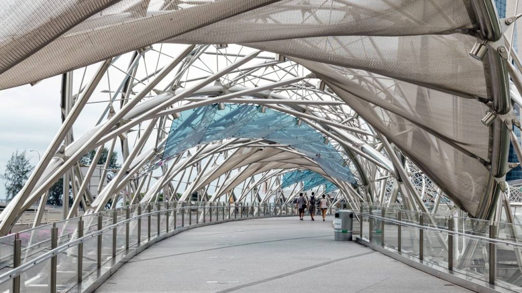 Com 280 metros de comprimento e estrutura de aço em hélice dupla, a ponte em Singapura surge como um recorde de engenharia e design