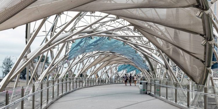 Com sua estrutura de aço em formato de DNA e 280 metros de extensão, a ponte de Singapura tornou-se o maior ícone da arquitetura curva para pedestres