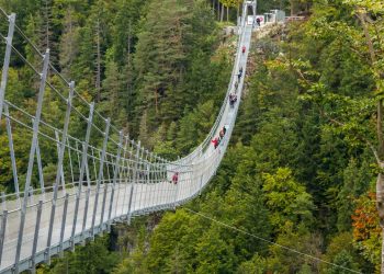 Com 406 metros de extensão e suspensa a 114 metros de altura, a Highline179 na Áustria tornou-se a ponte suspensa mais longa do estilo tibetano