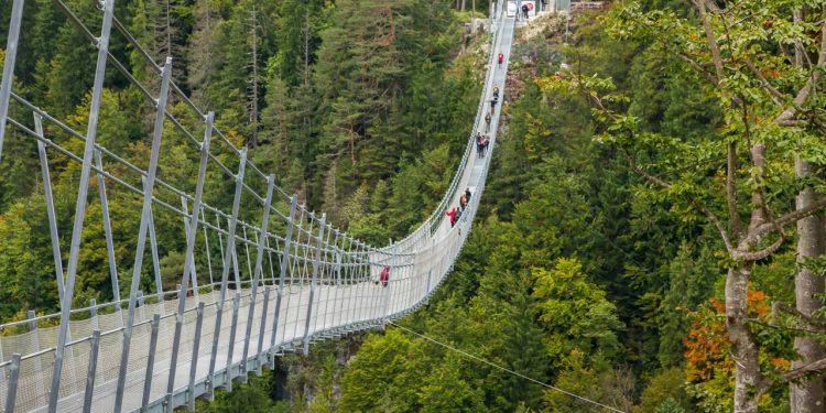Com 406 metros de extensão e suspensa a 114 metros de altura, a Highline179 na Áustria tornou-se a ponte suspensa mais longa do estilo tibetano