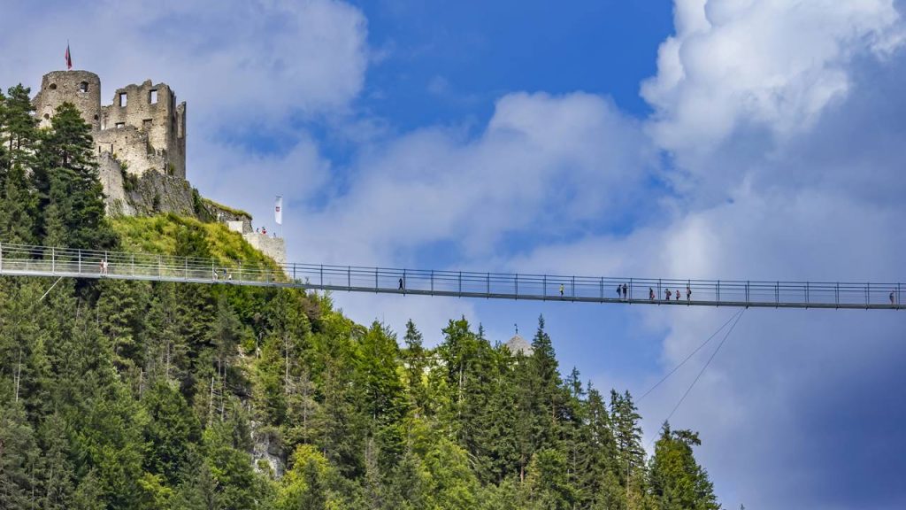 Com 406 metros de extensão e suspensa a 114 metros de altura, a Highline179 na Áustria tornou-se a ponte suspensa mais longa do estilo tibetano