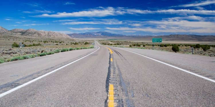 Estrada em Nevada ganha fama por ser a mais solitária do país, pois seus 650 km de deserto e montanhas oferecem um isolamento total para o motorista