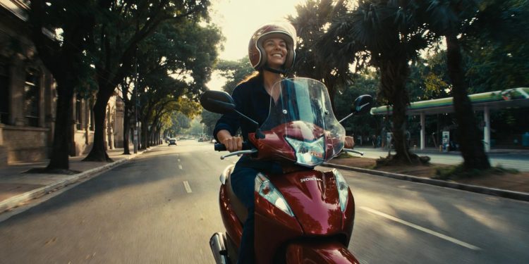 Modelo da Honda que faz cinquenta quilômetros por litro e traz baú para guardar o capacete