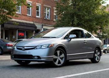 O sedan inquebrável que acaba de ganhar isenção de IPVA e entrega luxo de carro zero por uma pechincha