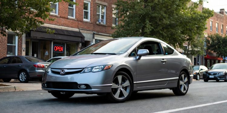 O sedan inquebrável que acaba de ganhar isenção de IPVA e entrega luxo de carro zero por uma pechincha