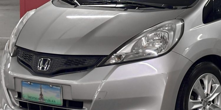 Honda Fit Cinza - Wikimedia Commons