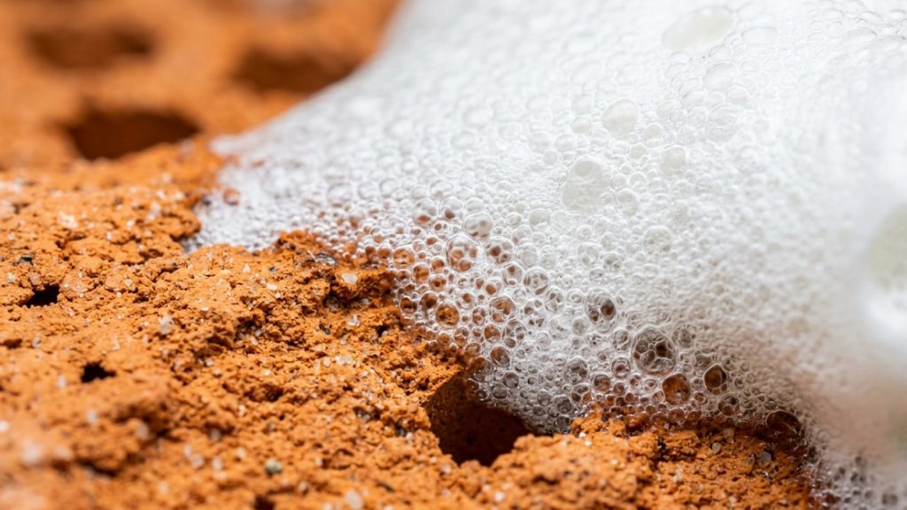 Substituição da argamassa por cola em spray na alvenaria