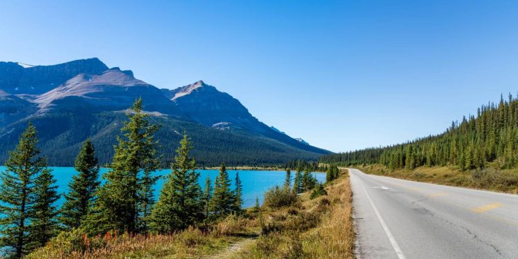 Rodovia no Canadá ganha fama por suas geleiras, pois seus 232 km de extensão unem Banff a Jasper entre picos nevados e lagos de degelo azuis