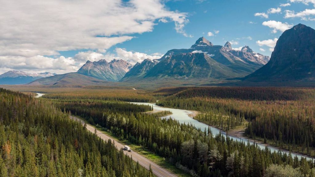 A monumental rodovia canadense de 232 km de extensão une os parques de Banff e Jasper entre geleiras eternas e picos nevados das Rochosas 