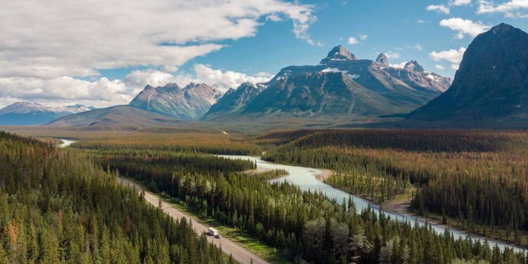 Rodovia no Canadá ganha fama por suas geleiras, pois seus 232 km de extensão unem Banff a Jasper entre picos nevados e lagos de degelo azulados