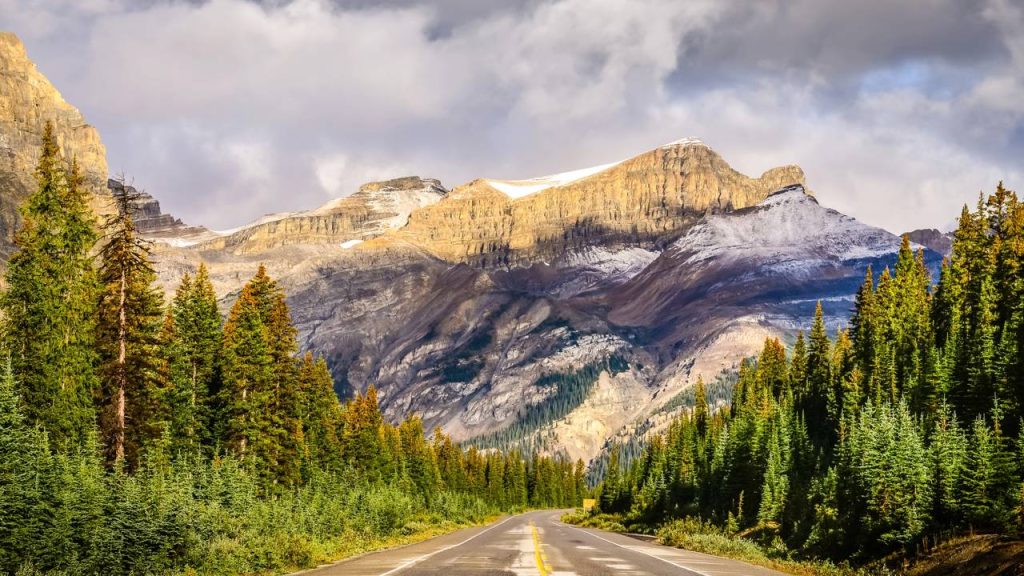 Rodovia no Canadá ganha fama por suas geleiras, pois seus 232 km de extensão unem Banff a Jasper entre picos nevados e lagos de degelo azulados