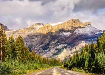 A monumental rodovia canadense de 232 km de extensão une os parques de Banff e Jasper entre geleiras eternas e picos nevados das Rochosas