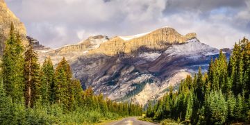 A monumental rodovia canadense de 232 km de extensão une os parques de Banff e Jasper entre geleiras eternas e picos nevados das Rochosas