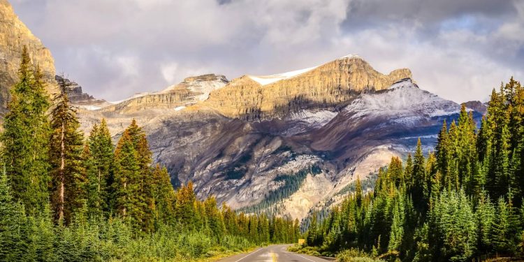 A monumental rodovia canadense de 232 km de extensão une os parques de Banff e Jasper entre geleiras eternas e picos nevados das Rochosas