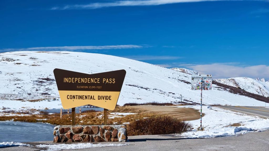 Estrada no Colorado ganha fama por seus 3.687 metros de altitude, pois o trajeto de 1881 cruza as Rochosas com curvas estreitas e abismos perigosos