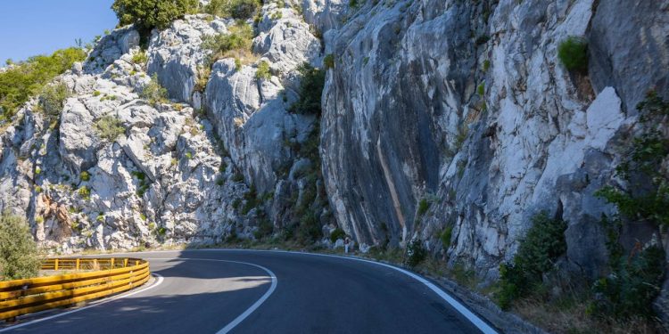 Rodovia na Croácia ganha fama mundial, pois seus 643 km de curvas sobre o mar Adriático formam a rota costeira mais bela e perigosa da Europa