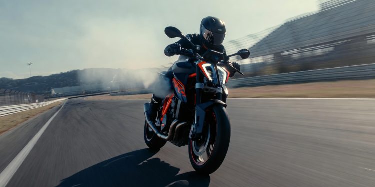 Nova fera das pistas de marca austríaca ganha motor gigante e tecnologia que intimida rivais