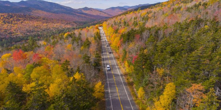 Rodovia em New Hampshire ganha fama por suas florestas, pois seus 55 km de extensão cortam as montanhas brancas em um cenário de outono único