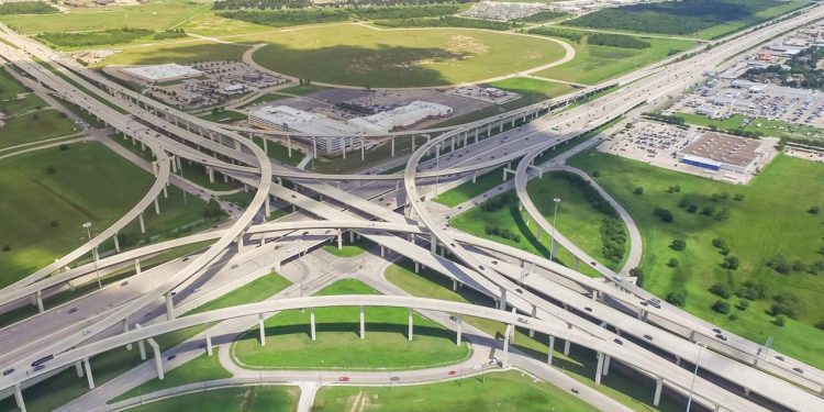 Rodovia no Texas ganha fama mundial por suas 26 faixas, pois a Katy Freeway em Houston é o trecho asfáltico mais largo e movimentado do planeta