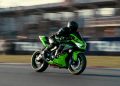 A moto de 400cc mais potente do mundo chega para abalar o mercado com tecnologia de pista