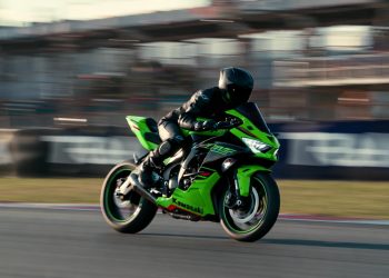 A moto de 400cc mais potente do mundo chega para abalar o mercado com tecnologia de pista